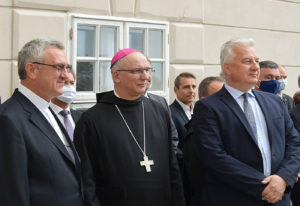 Veres András, a Magyar Katolikus Püspöki Konferencia elnöke,Hortobágyi T. Cirill pannonhalmi főapát (k), Semjén Zsolt nemzetpolitikáért felelős miniszterelnök-helyettes a Pannonhalmi Bencés Gimnázium tanévnyitóján a Szent Márton-bazilika előtti téren 2020. augusztus 30-án. Fotó: Váli Miklós.