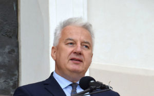 Semjén Zsolt nemzetpolitikáért felelős miniszterelnök-helyettes beszédet mond a Pannonhalmi Bencés Gimnázium tanévnyitóján a Szent Márton-bazilika előtti téren 2020. augusztus 30-án. Fotó: Váli Miklós..